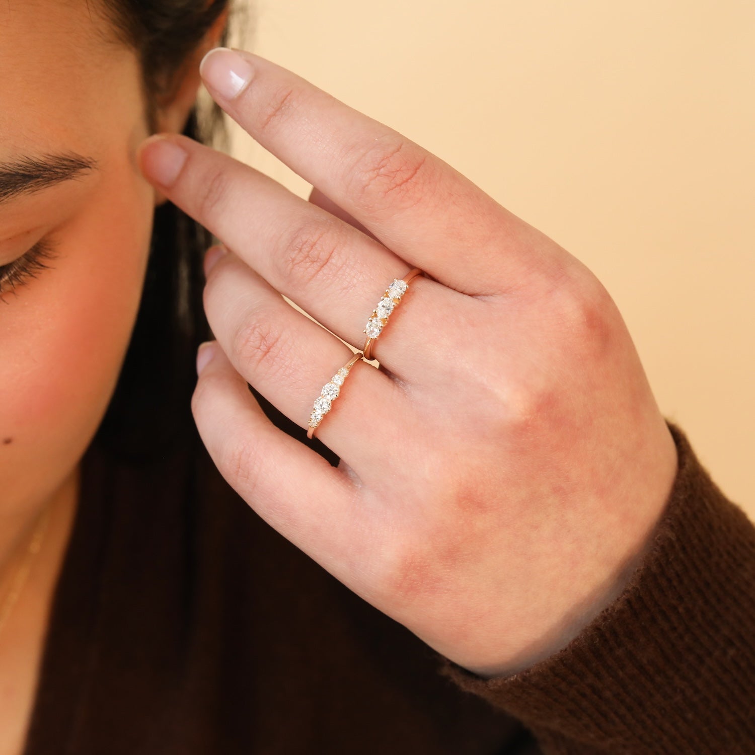 Close-up van twee 14 karaat gouden diamanten ringen gedragen aan de hand